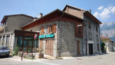 les 4 chemins (Murs de bar restaurant au rdc et habitation au 1ier) , 221m² - A VENDRE - 6 place de la convention,  FROGES (38190)