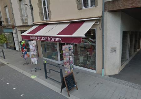 PLAISIR ET JOIE D'OFFRIR (Art de la table déco, bijoux fantaisie et accessoires, jouets en bois, produits du terroir, vêtements de marque) , 130m² - A VENDRE - 16 rue de la fontaine,  Evron (53600)