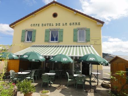 CAFE HOTEL RESTAURANT LICENCE IV (Cafe hotel restaurant) 377m² - A VENDRE - 9 avenue de la gare - CHAMPAGNOLE (39300)