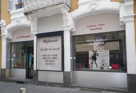 LA PARFUMERIE (Vente de produits de parfumerie, soins et accessoires et institut de beauté) , 100m² - A VENDRE - 21 rue jules maigne,  BRIOUDE (43100)