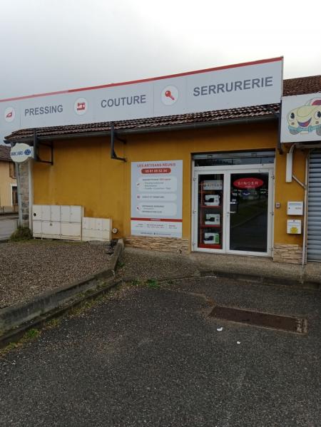 Eric Fouché (Pressing couture clés ) , 100m² - A VENDRE - Zc castillanes,  Laroque-d'Olmes (09600)