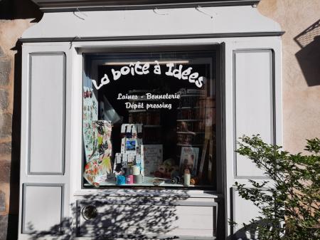 ROUX FRANCOISE (Mercerie.  lingerie. souvenirs) 50m² - A VENDRE - La boite a idees, place dosse - EMBRUN (05200)