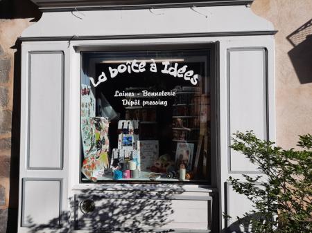 ROUX FRANCOISE (Mercerie.  lingerie. souvenirs) , 50m² - A VENDRE - La boite a idees, place dosse,  EMBRUN (05200)