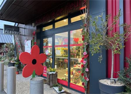 ATELIER VIE DE FLEURS (FLEURISTE) , 64m² - A VENDRE - 9 RUE DES ETALS,  BRIZAMBOURG (17770)