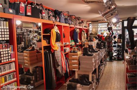 CITY AND ROAD (MAGASIN PRÊT À PORTER, CHAUSSURES, FEMMES, ACCESSOIRES, BAGAGERIE) , 90m² - A VENDRE - 6 RUE ST JACQUES,  COSNE COURS SUR LOIRE (58200)