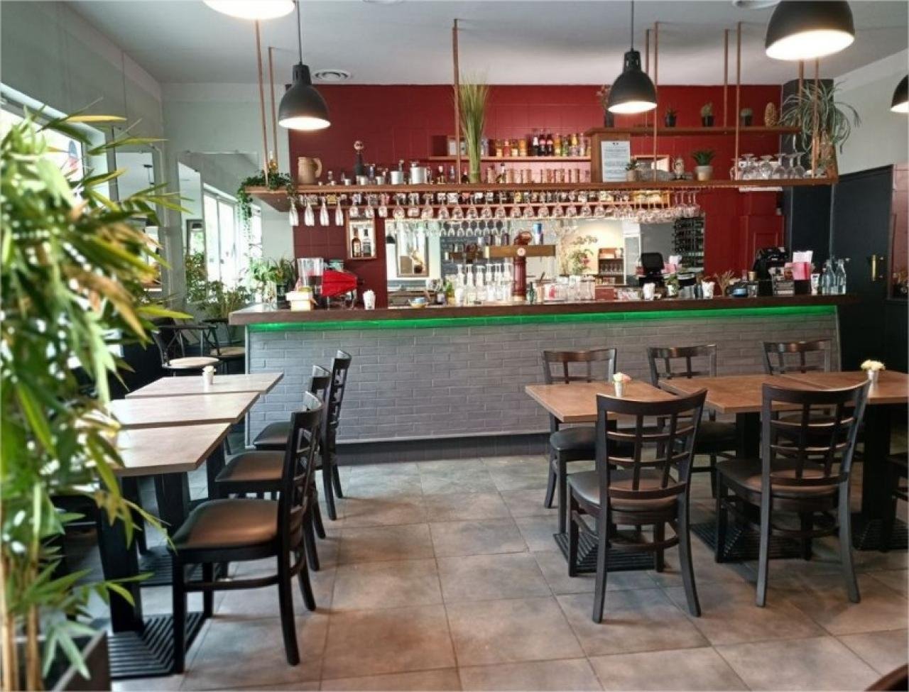RESTAURANT AVEC TERRASSE INTÉRIEURE