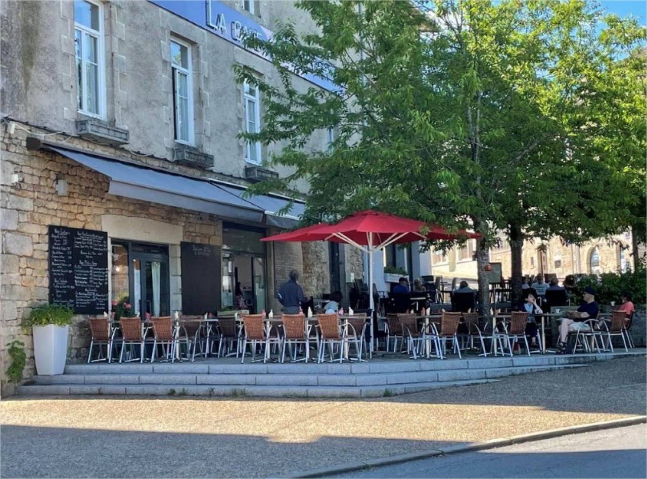 RESTAURANT AVEC GRANDE TERRASSE