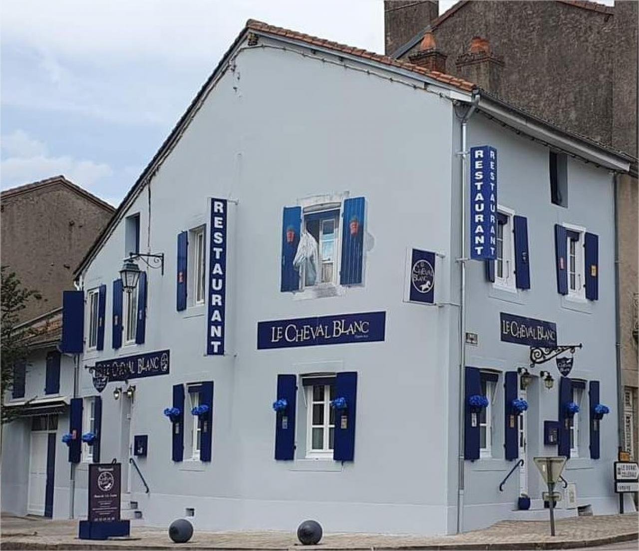 LE CHEVAL BLANC