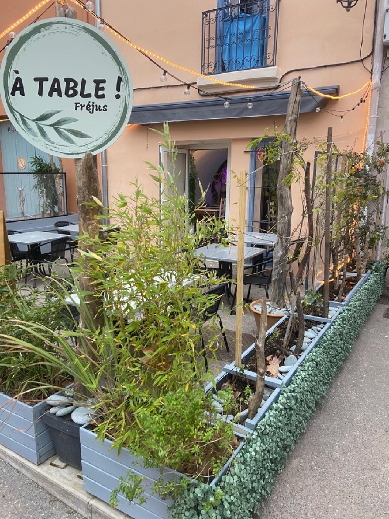 A TABLE !